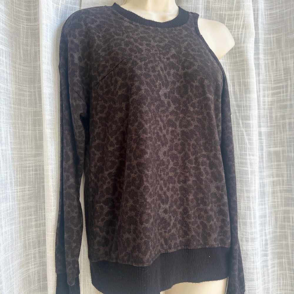 ✨ For The Republic Cold Shoulder Leopard Print Sweater – Size S ✨